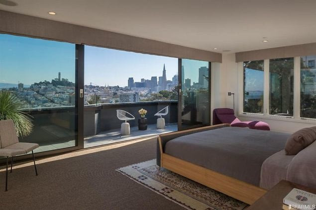 Phòng ngủ chính tràn ngập ánh sáng tự nhiên, nằm ở tầng trên cùng của căn biệt thự. Căn phòng được tích hợp với một ban công rộng rãi để gia chủ có thể thoải mái thư giãn.