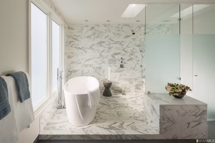 Phòng tắm chính được lát đá cẩm thạch cao cấp và được trang bị đầy đủ tiện nghi hiện đại.