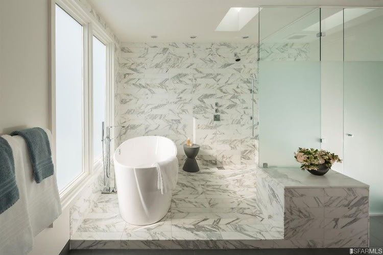 Phòng tắm chính được lát đá cẩm thạch cao cấp và được trang bị đầy đủ tiện nghi hiện đại.