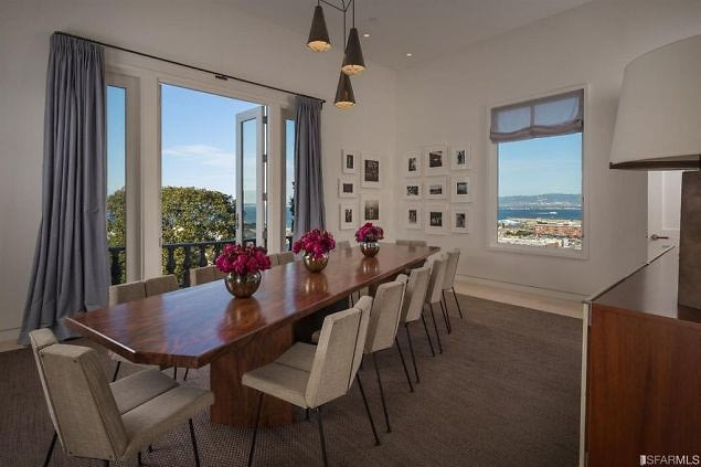 Phòng ăn nhỏ nhắn, trang trọng với những nội thất đơn giản nhưng được bài trí tinh tế. Đây là khu vực lý tưởng để gia chủ vừa dùng bữa vừa ngắm cảnh.