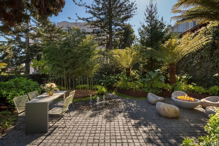 Một số tiện ích nổi bật khác của bất động sản này có thể kể đến nhà để xe, khu vực ăn uống ngoài trời, và vườn cây xanh tốt.