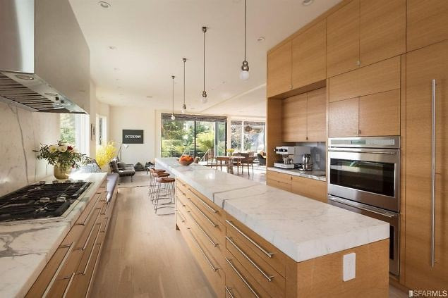 Nhà bếp rộng lớn, nổi bật với những nội thất sang trọng được làm từ gỗ và đá cẩm thạch. Khu vực này được trang bị hàng loạt thiết bị nấu nướng cao cấp.