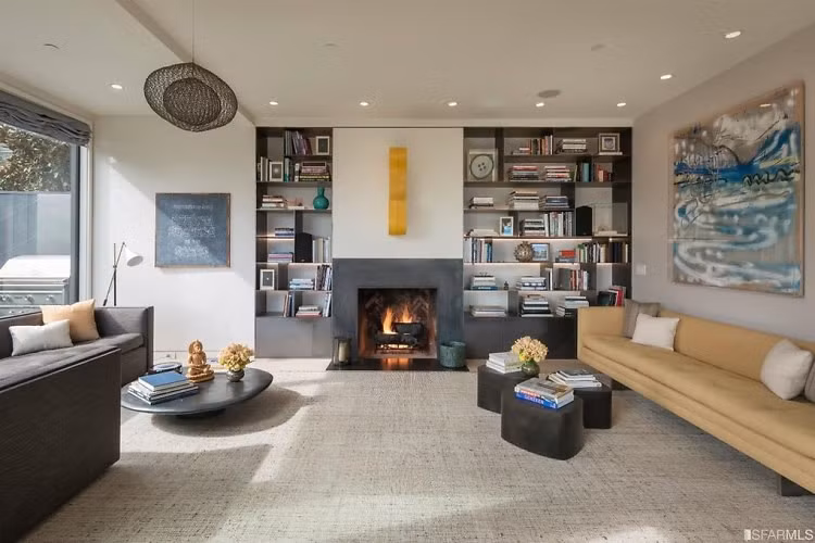 Phòng gia đình ấm cúng, gần gũi, có điểm nhấn là một chiếc lò sưởi.