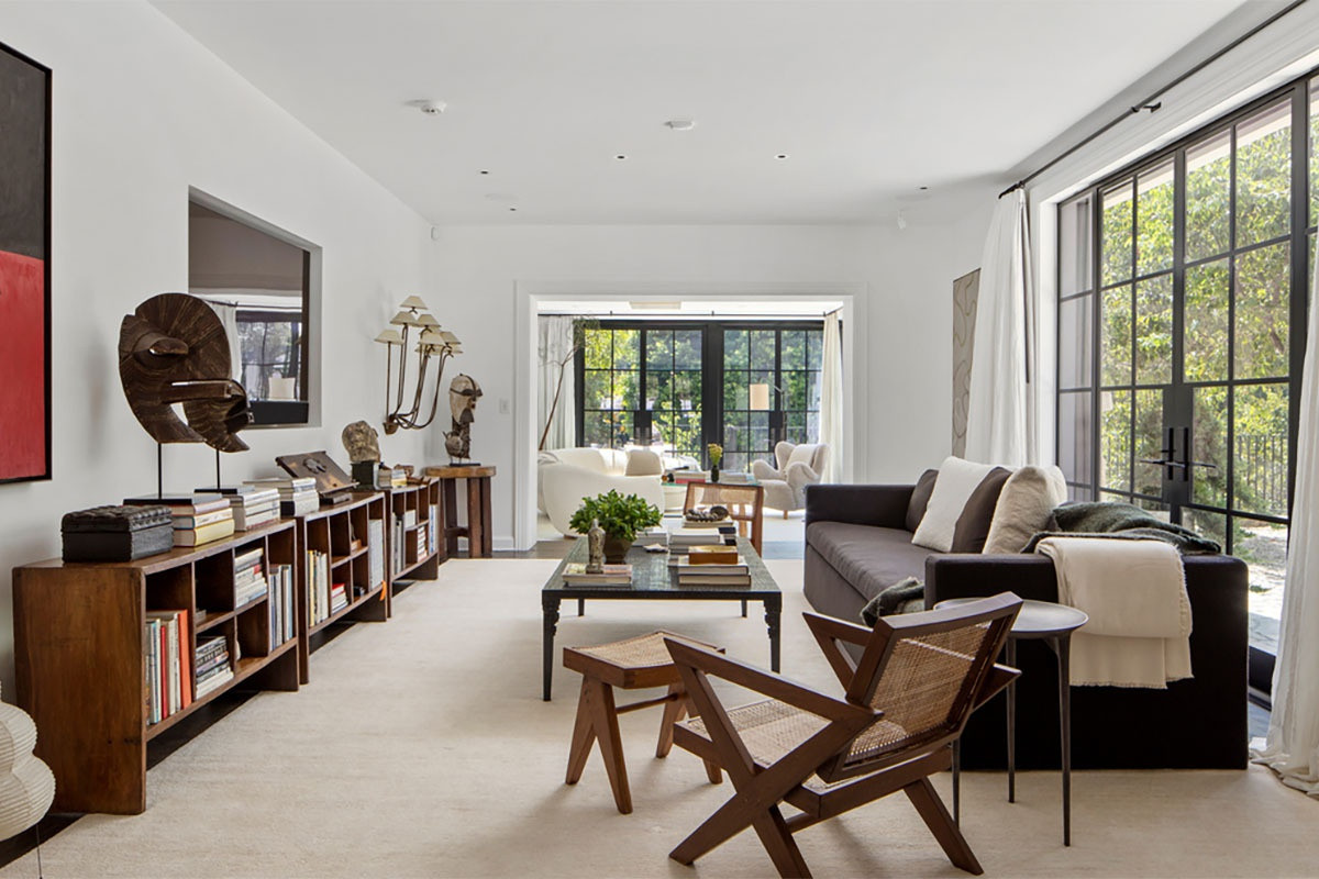 Không gian gia đình ấm cúng. Bên trong căn biệt thự còn có các tiện ích thư giãn khác như thư viện và phòng chiếu phim.