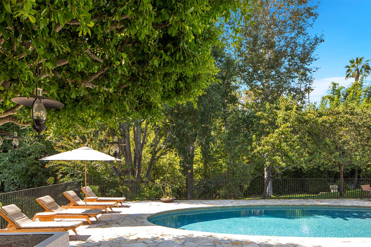 Không gian thư giãn ngoài trời bao gồm hồ bơi, bồn ngâm nước nóng, khu vực ăn uống, và sân tennis.