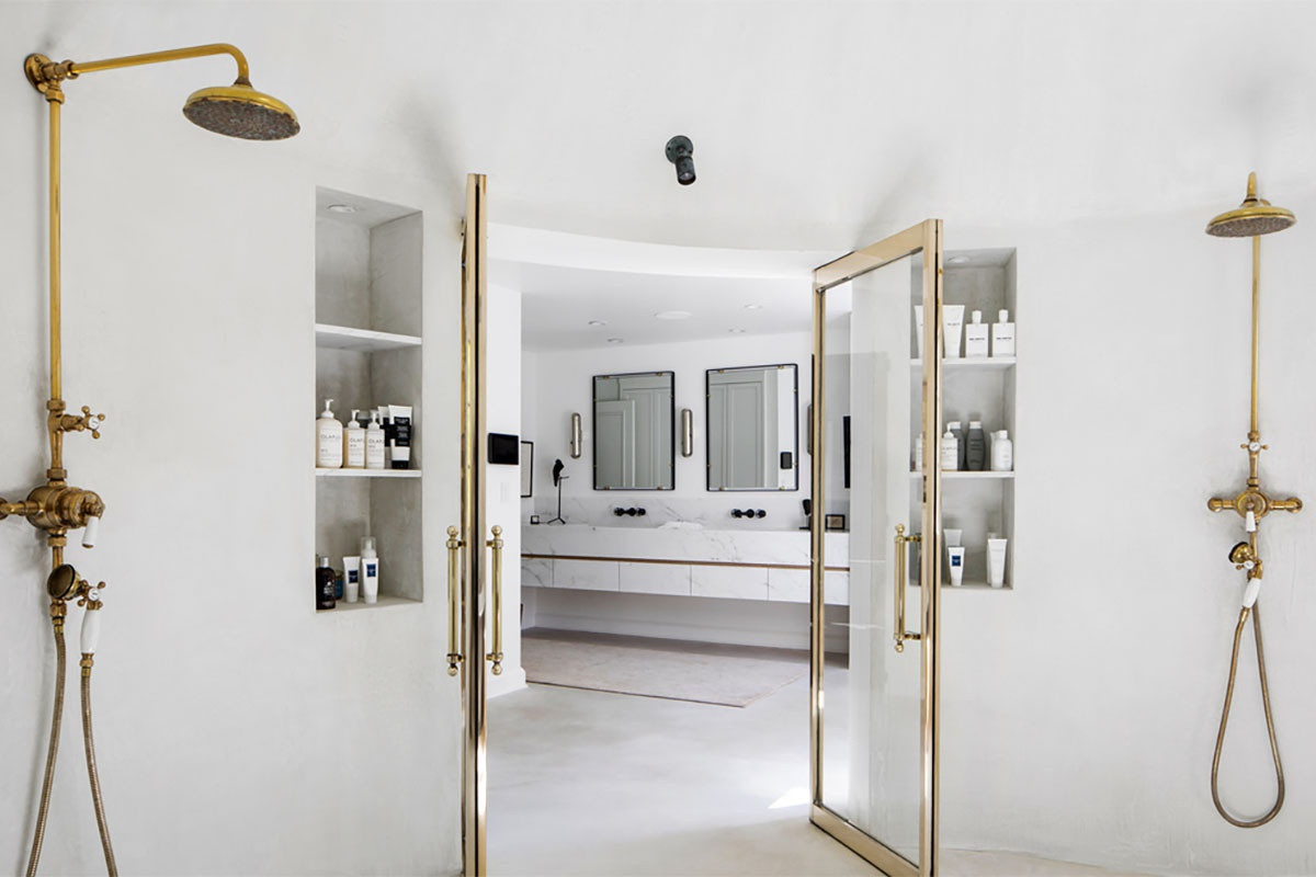 Phòng ngủ chính của ngôi nhà được tích hợp với một phòng thay đồ và một phòng tắm sang trọng như một khu spa cao cấp.