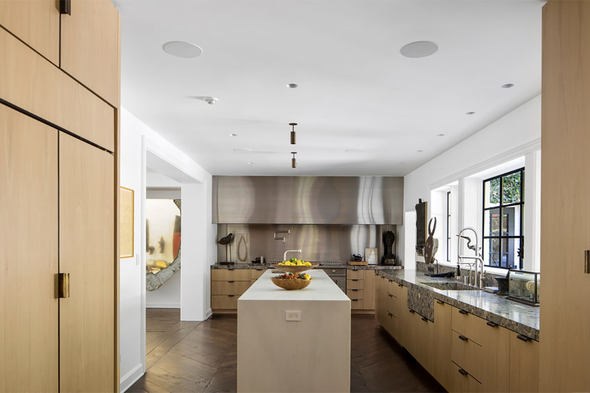 Nhà bếp rộng lớn được trang bị nội thất cao cấp và đầy đủ tiện nghi nấu nướng hiện đại.