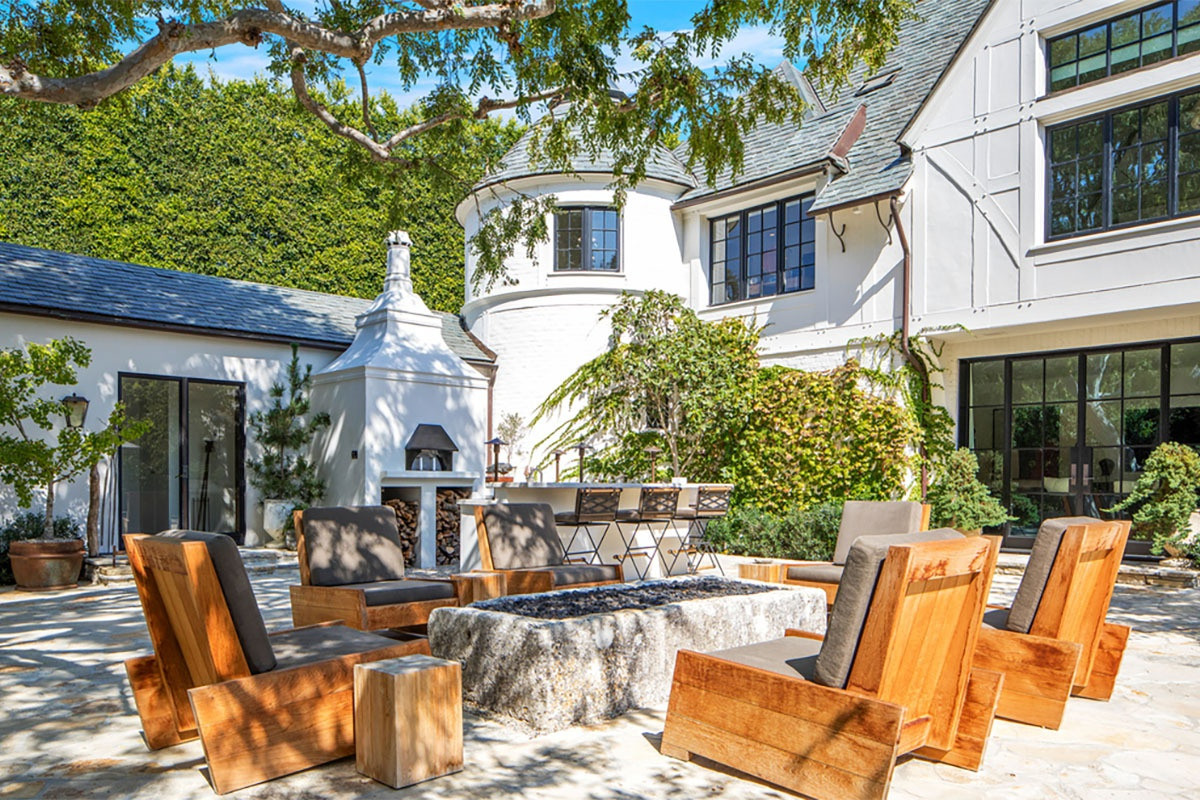 Căn biệt thự có diện tích khoảng 970 m2 với 5 phòng ngủ và 9 phòng tắm. Ellen DeGeneres mua ngôi nhà này vào năm 2019 với giá 42,5 triệu USD.