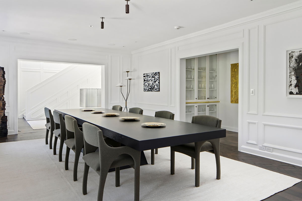 Phòng ăn rộng rãi được thiết kế với hai sắc đen trắng tương phản.