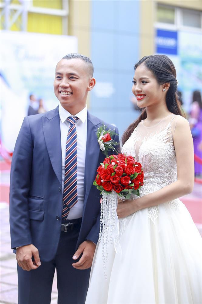 hi mới lấy vợ, Chí Anh cũng đã có bụng hơn đôi chút nhưng còn khá bảnh bao.