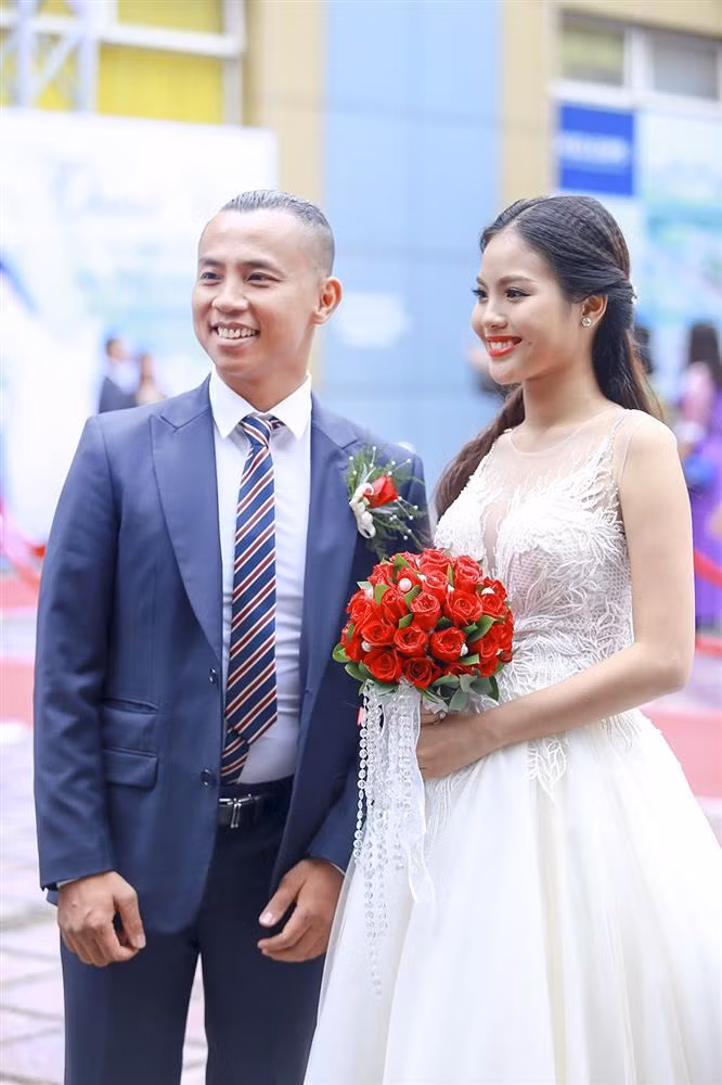 Khi mới lấy vợ, Chí Anh cũng đã có bụng hơn đôi chút nhưng còn khá bảnh bao.