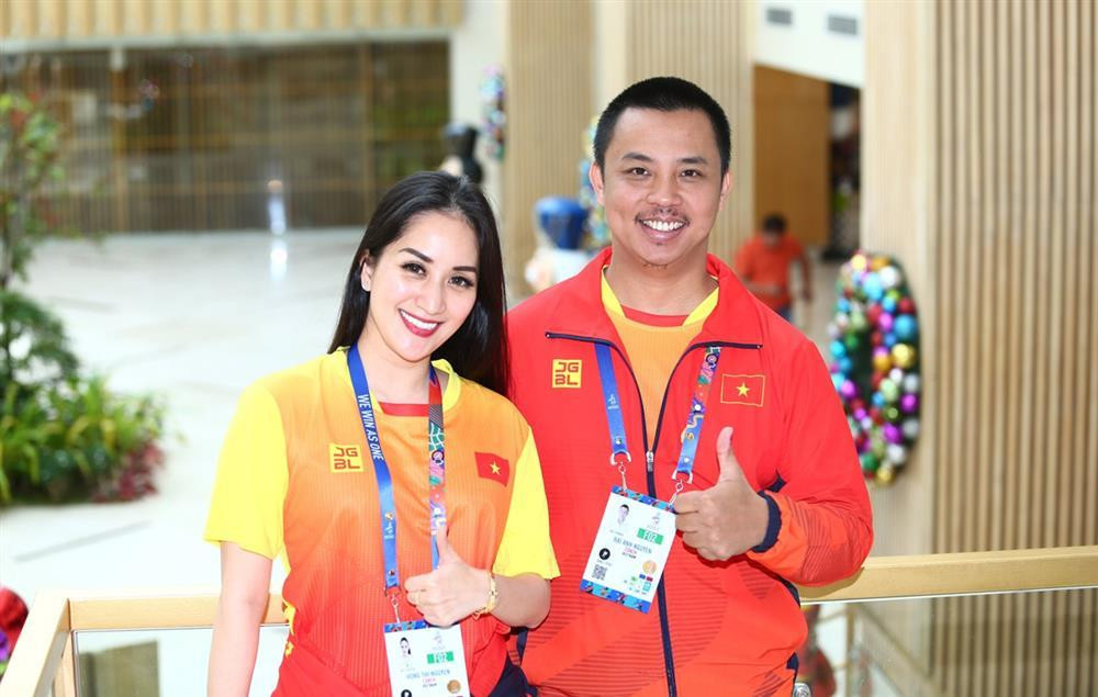 ó lẽ vì vậy mà càng ngày Chí Anh càng bỏ bê ngoại hình. Năm 2019, khi cùng đoàn Việt Nam dự SEA Games 30 tại Phillipines, dân tình đã ngỡ ngàng "tập 1" vì Khánh Thi thì vẫn thanh mảnh, quyến rũ còn bạn nhảy năm xưa nay đã phát tướng quá rồi.