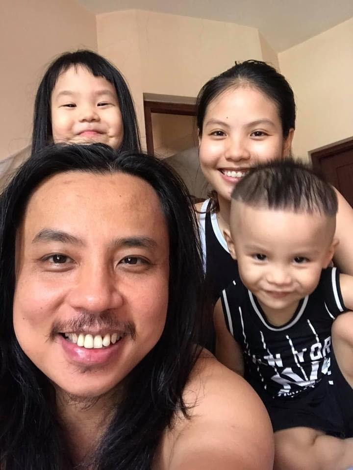 ới đây, Chí Anh vừa đăng lên trang cá nhân hình ảnh kỷ niệm 5 năm ngày cưới với vợ kém 20 tuổi. Nhiều người hâm mộ đã phải dụi mắt xem có đúng là Chí Anh không hay một ông người rừng nào đó với mái tóc dài thượt, má bánh bao và đôi mắt trũng sâu, sưng húp.