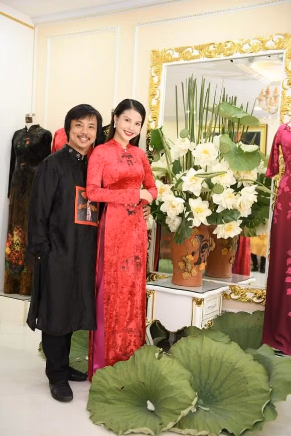 Trong khi vợ dù đã là gái hai con nhưng vẫn rất trẻ trung và xinh đẹp thì Chí Anh dung mạo ngày càng xuống dốc. 