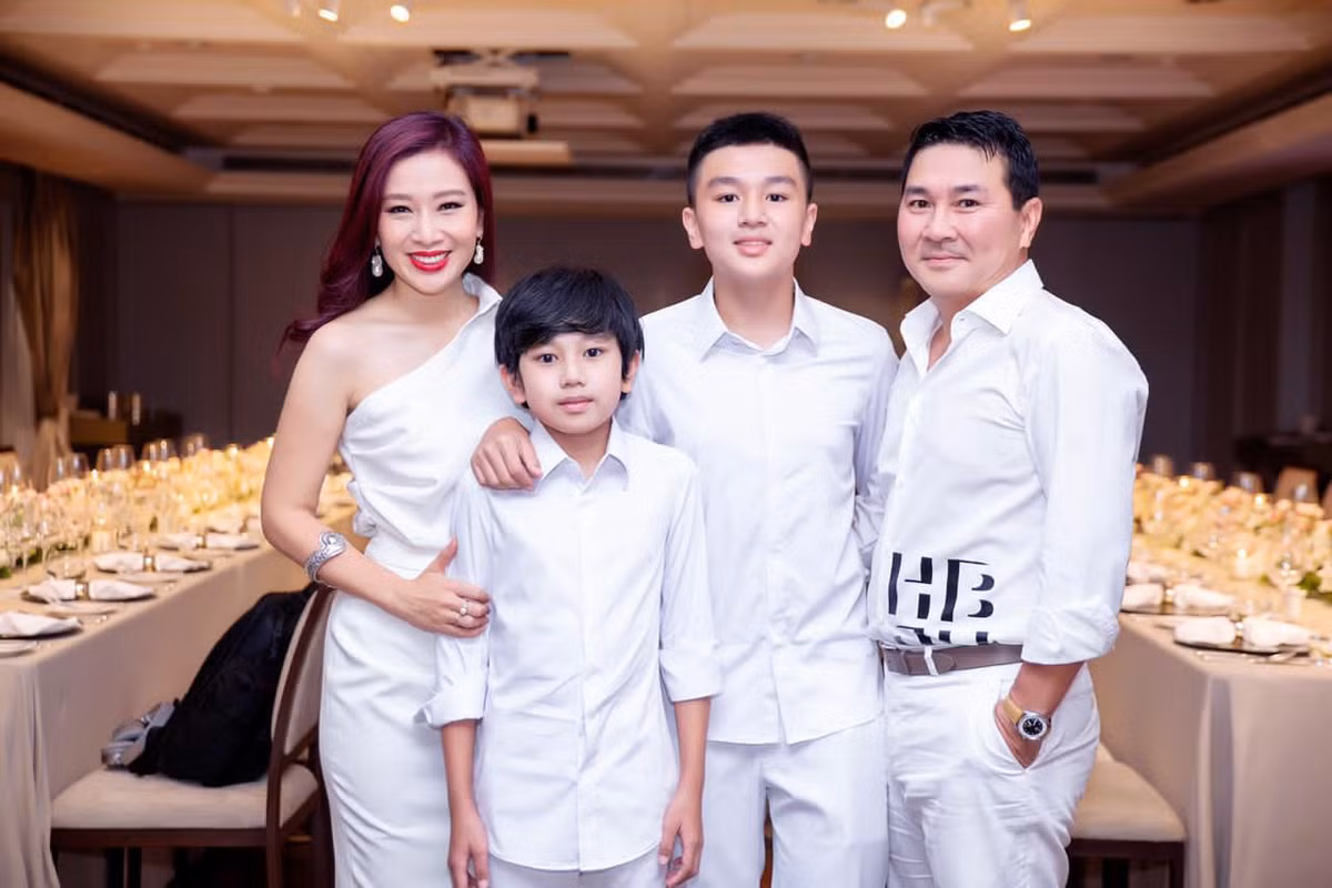 Hoa khoi Thu Huong 21 tuoi lam CEO, lay chong dai gia gio ra sao?-Hinh-6