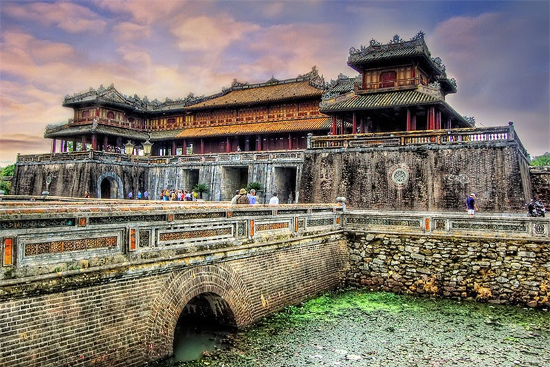 Kinh Thành và mọi công trình kiến trúc của Hoàng Thành, Tử Cấm Thành đều xoay về hướng Nam, hướng mà trong Kinh Dịch đã ghi “Thánh nhân nam diện nhi thính thiên hạ” (ý nói vua quay mặt về hướng Nam để cai trị thiên hạ). Ảnh: Yourtrip. 