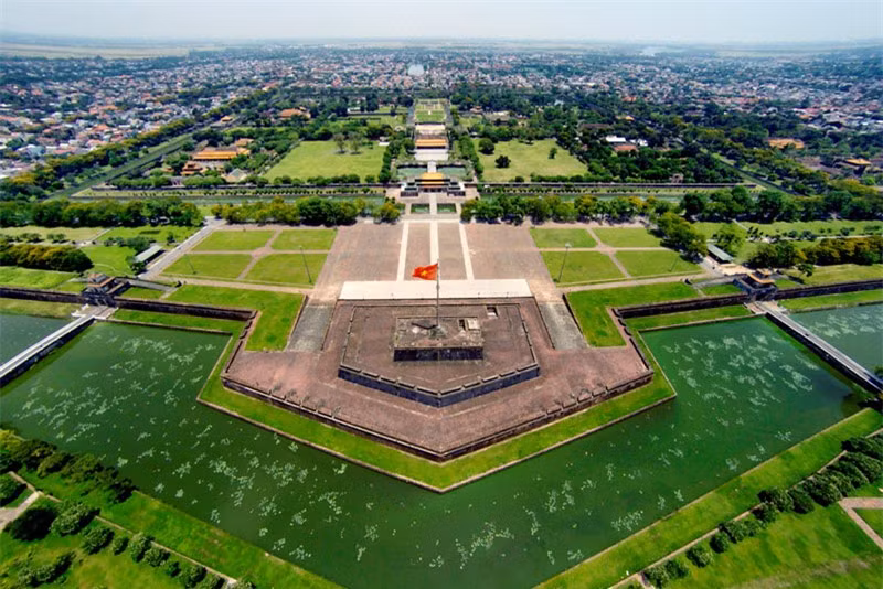 Khu kỳ đài (cột cờ) nằm chính giữa mặt phía Nam của Kinh thành Huế. Ảnh: Zing.