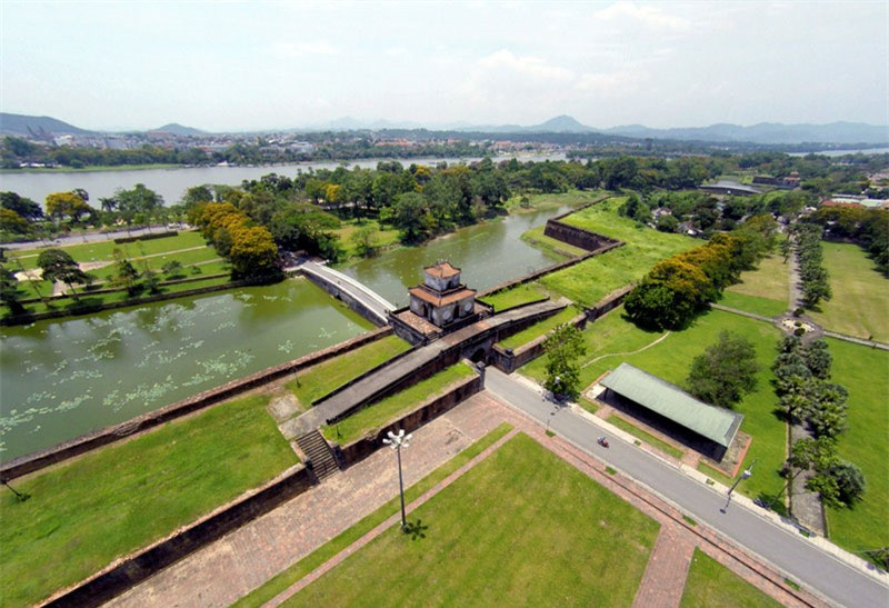 Kinh Thành Huế được quy hoạch bên bờ Bắc sông Hương, xoay mặt về hướng Nam, với diện tích mặt bằng 520 ha. Ảnh: Zing.