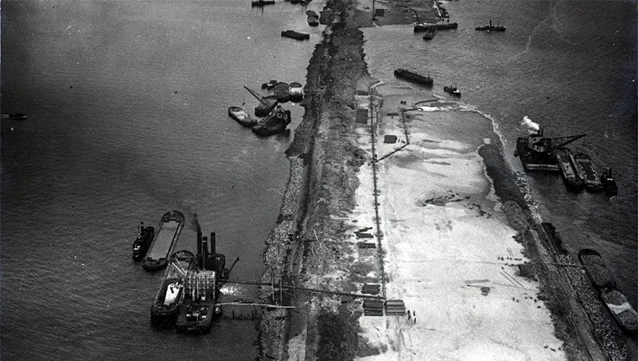 Xây một con đê giữa biển, ở cửa vịnh là một công việc cực kỳ tốn công, tốn của…, đặc biệt khi dòng chảy ở khu vực này rất phức tạp.