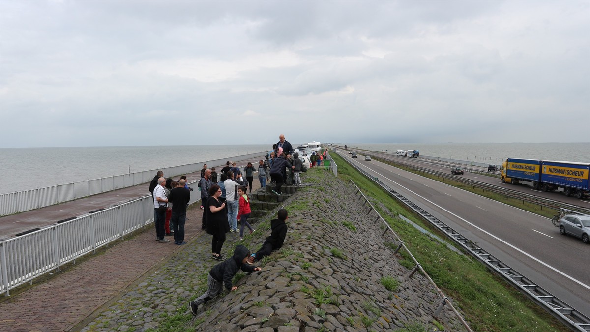 br/> Rộng 90 m, dài 32 km, cao 7,25 m trên mực nước biển, trên mặt đê có 4 làn xe chạy, Afsluitdijk rút ngắn đáng kể thời gian di chuyển từ tỉnh North Holland tới tỉnh Friesland.