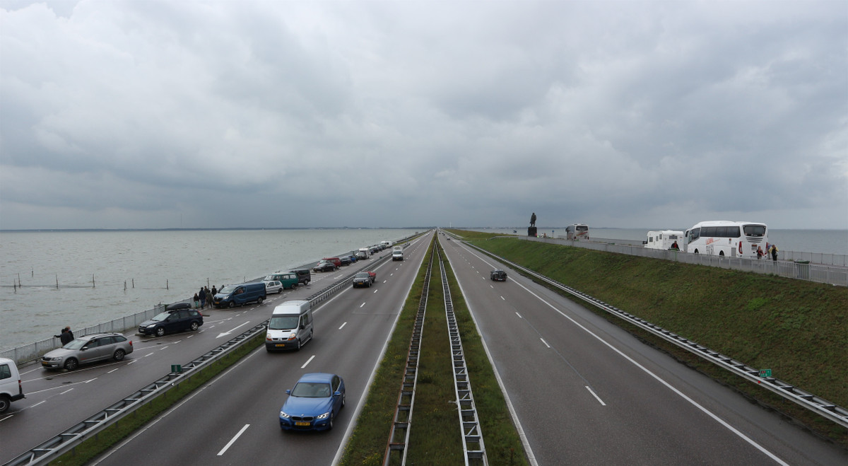 Ngay sau trận bão năm 1916 làm vỡ nhiều tuyến đê, 16 người thiệt mạng, 300 km2 ngập lụt gây thiệt hại to lớn về mặt kinh tế, chính phủ Hà Lan đã lên kế hoạch đóng kín cửa vịnh bằng một con đê có tên Afsluitdijk.