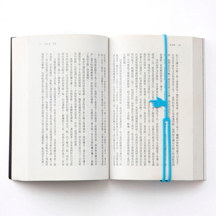 3. Với chiếc bookmark này, độc giả không chỉ đánh dấu được trang sách đang đọc dở mà họ còn biết chính xác rằng mình đã dừng lại ở dòng nào, chữ nào. Nguồn: Boredpanda.