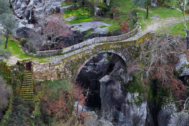 Bạn có dám đi qua "Cây cầu của quỷ" không? Ban co dam di qua