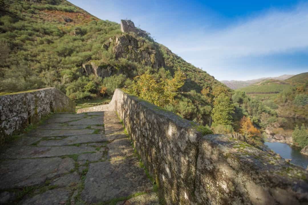 Bạn có dám đi qua "Cây cầu của quỷ" không? - Hình 7 Ban co dam di qua