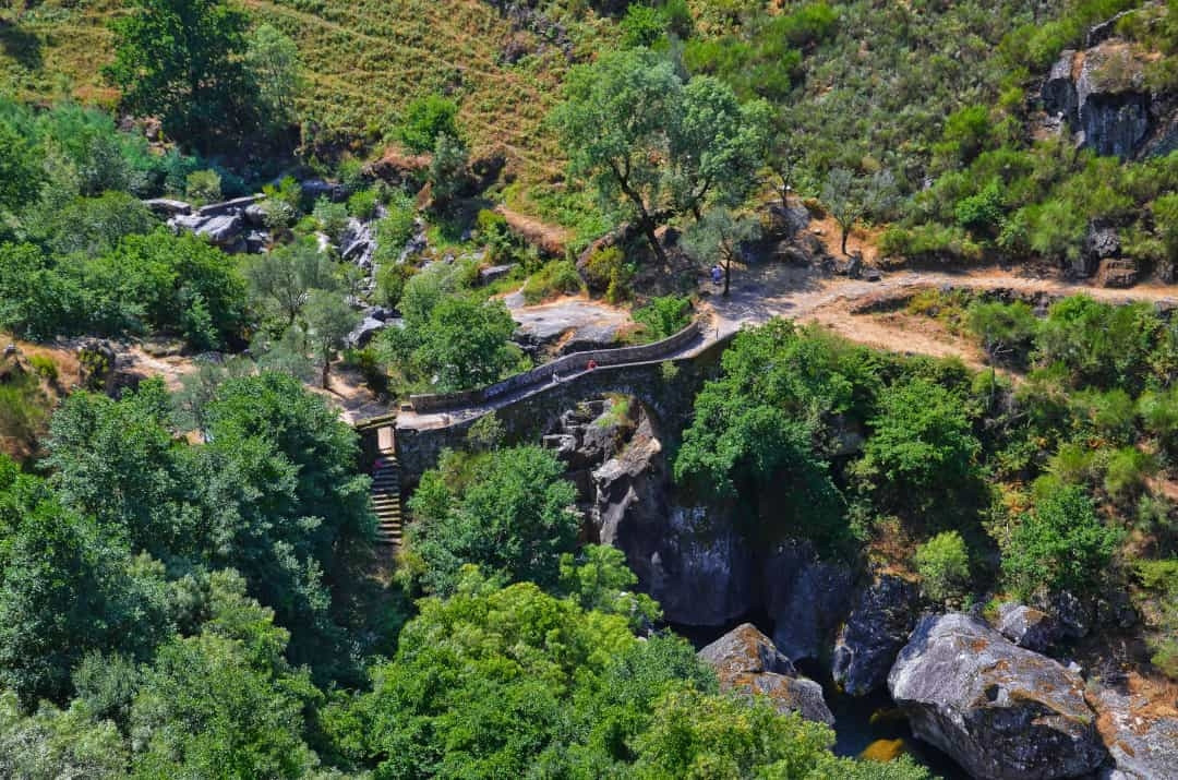 Bạn có dám đi qua "Cây cầu của quỷ" không? - Hình 2 Ban co dam di qua