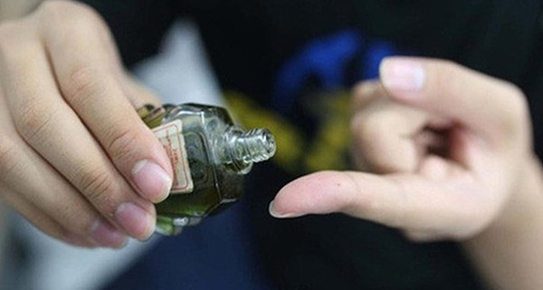 Boi mot giot dau gio vao long ban chan: Chua mat ngu