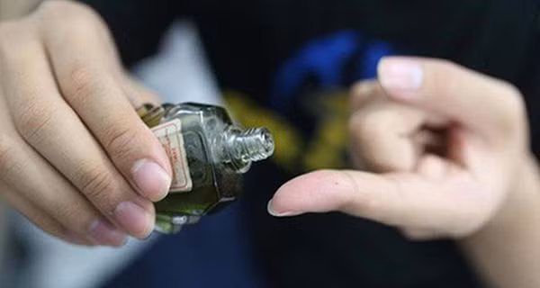 Boi mot giot dau gio vao long ban chan: Chua mat ngu