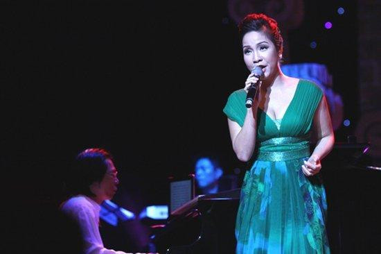 Het hon fan cuong lao len san khau chap tay 