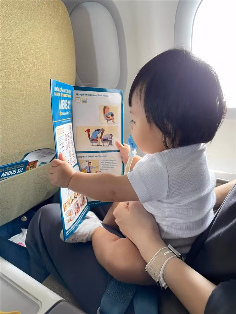 "Đọc sách cũng phải đúng cách nha các cô chú"...