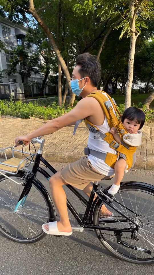 "Bố cứ việc đạp xe đi, việc của con chỉ là tận hưởng thôi, con có quyền mà"...