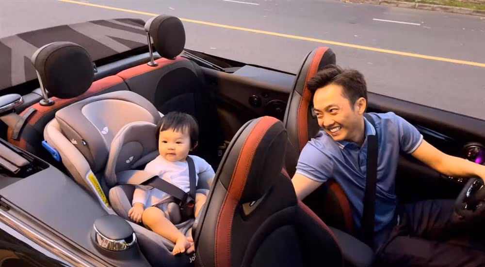 Khoảnh khắc cực thần thái của "chị đại" khi được bố Cường đưa đi dạo bằng siêu xe. 