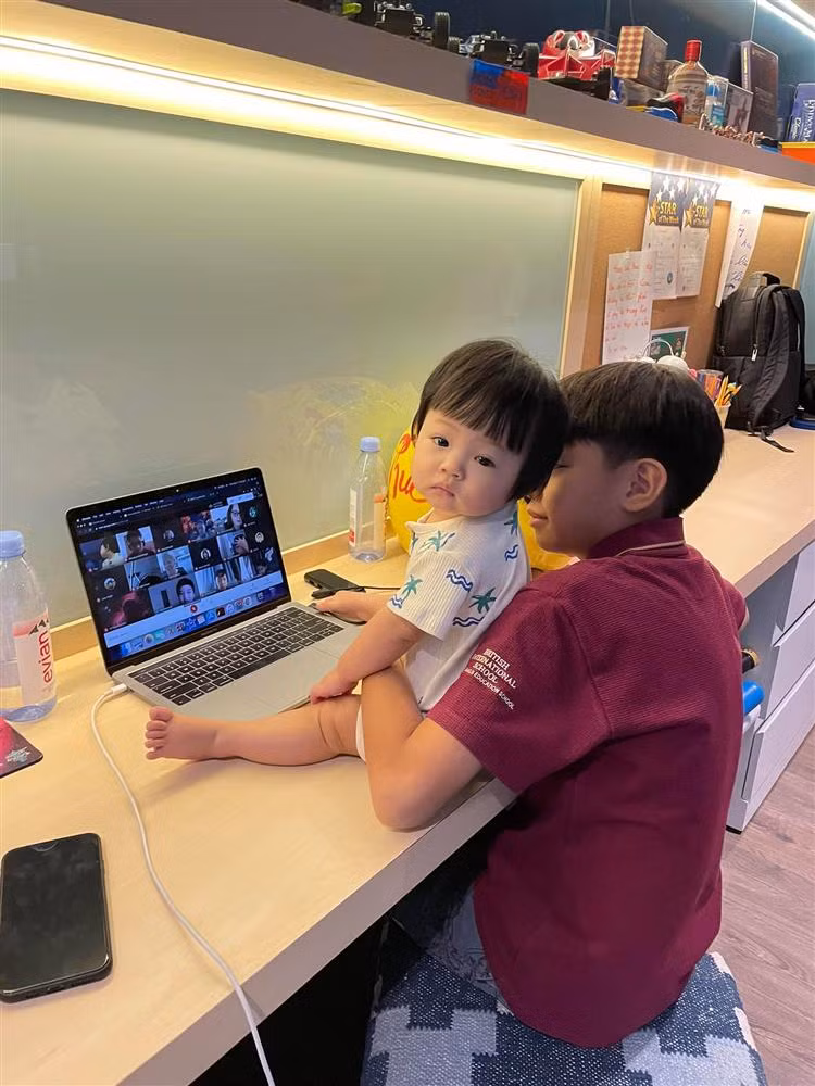 Tướng ngồi "chị đại" khi lên mạng xem chương trình cùng anh trai Subeo.