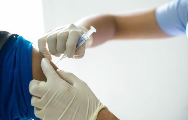 Canh bao viec 'khoe' chung nhan da tiem vac-xin Covid-19 len mang