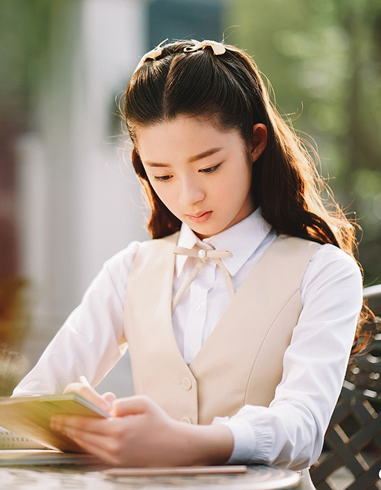 Năm 2019, tên tuổi của Hoàng Dương Điền Điềm tiếp tục nhận được sự chú ý của đông đảo khán giả khi nữ diễn viên sinh năm 2007 đầu quân cho Gia Hành Thiên Hạ, công ty quản lý của Dương Mịch.