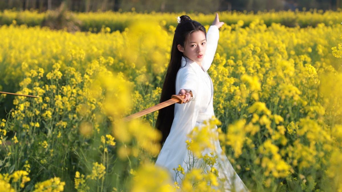 Sau đó, cô bé vào vai Lệ Cơ thời nhỏ (Địch Lệ Nhiệt Ba đóng khi trưởng thành) trong Tần thời lệ nhân Minh Nguyệt tâm. Năm 2018, Điền Điềm đóng Như Ý thời nhỏ của Châu Tấn trong Như Ý truyện. Ngoài ra, Hoàng Dương Điền Điềm còn diễn vai thời thơ bé của Dương Mịch trong Trúc mộng tình duyên, Viên Băng Nghiên trong Thính tuyết lâu.