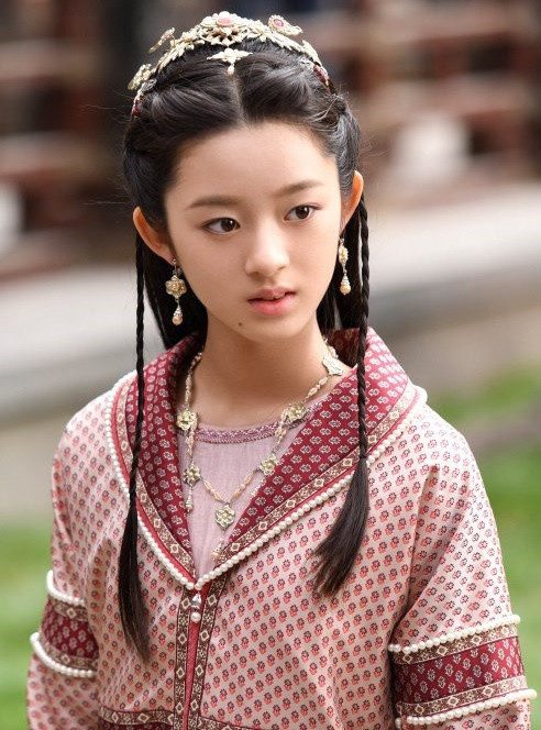 Đầu năm, Điền Điềm gây tượng với Tôn Nhược Vy thời bé (Thang Duy đóng lúc trưởng thành) trong Đại Minh phong hoa. Sau đó, sao nhí tiếp tục góp mặt trong Trường Ca hành - dự án của đàn chị cùng công ty Địch Lệ Nhiệt Ba.