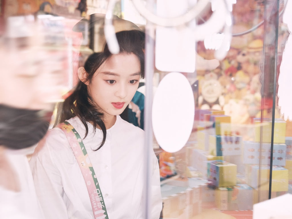 Chia sẻ với Sina, Hoàng Dương Điền Điềm cho biết song song với việc phát triển sự nghiệp diễn xuất, cô bé cũng phải đảm bảo thành tích học tập. Nữ diễn viên cho biết phải thuê gia sư kèm cặp các môn văn hóa trong suốt khoảng thời gian nghỉ học quay phim để theo kịp các bạn đồng trang lứa.