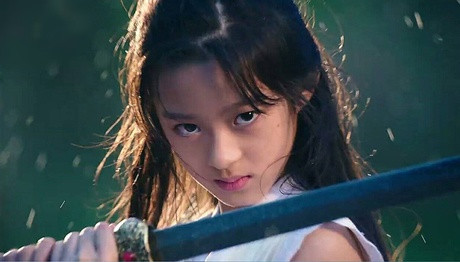 Trong vai Sở Kiều thời bé, Hoàng Dương Điền Điềm được giới chuyên môn lẫn khán giả đánh giá cao diễn xuất. Vào vai nô lệ, cô bé lột tả được khát vọng sống, lòng thù hận qua ánh mắt và biểu cảm gương mặt. Đạo diễn của Sở Kiều truyện cho biết Hoàng Dương Điền Điềm chịu cực khổ khi tác phẩm có nhiều cảnh quay quá sức với một đứa trẻ. Có thời điểm Điền Điềm bị ném xuống bùn hơn chục lần trong quá trình quay phim. Dù vậy, nữ diễn viên trẻ vẫn không than vãn hay đòi bỏ vai.