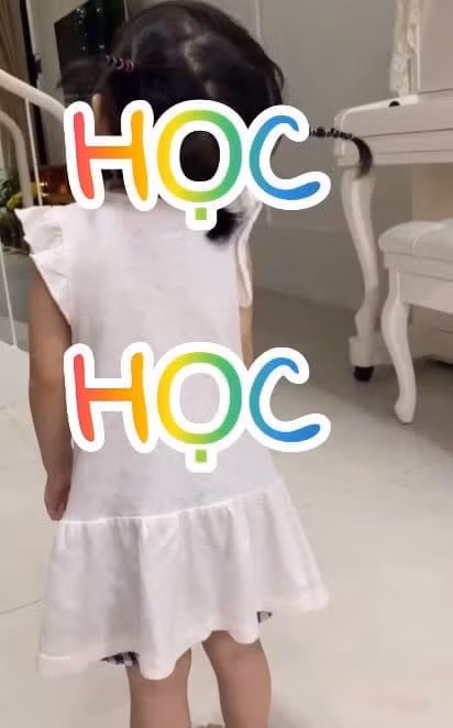 Moi 2 tuoi con gai Truong Giang doc tieng Anh 