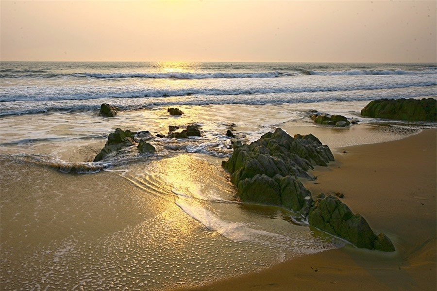 Ngay dưới chân đèo Ngang, đúng hơn là nằm ngay ngã ba từ tuyến quốc lộ 1A đi sát biển phân nhánh - một nhánh lên đèo theo con đường xưa cả ngàn năm, một nhánh đi xuyên hầm Đèo Ngang qua núi, có một bãi biển tuyệt đẹp, hoang sơ và lẩn khuất…