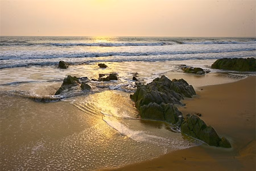 Ngay dưới chân đèo Ngang, đúng hơn là nằm ngay ngã ba từ tuyến quốc lộ 1A đi sát biển phân nhánh - một nhánh lên đèo theo con đường xưa cả ngàn năm, một nhánh đi xuyên hầm Đèo Ngang qua núi, có một bãi biển tuyệt đẹp, hoang sơ và lẩn khuất…