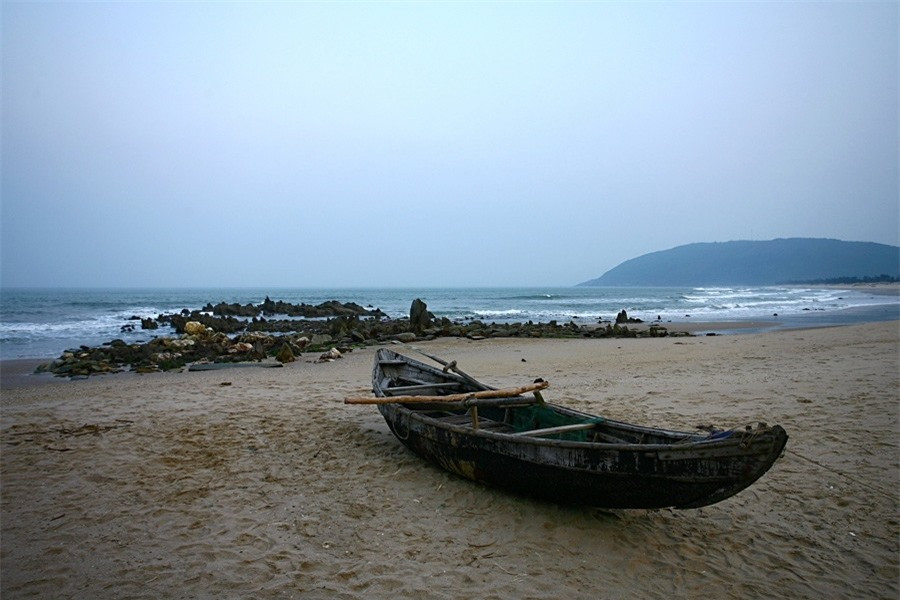 Con thuyền cô đơn cũng đang ngơi nghỉ trên bãi cát vắng.