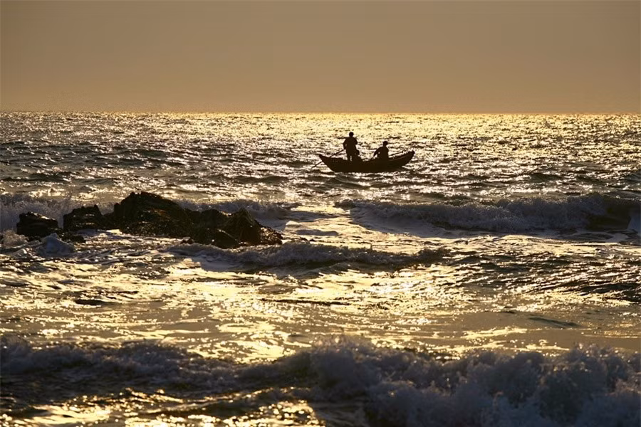 Vào buổi sớm bình minh, có thể thấy thấp thoáng bóng dáng những ngư dân trên biển.