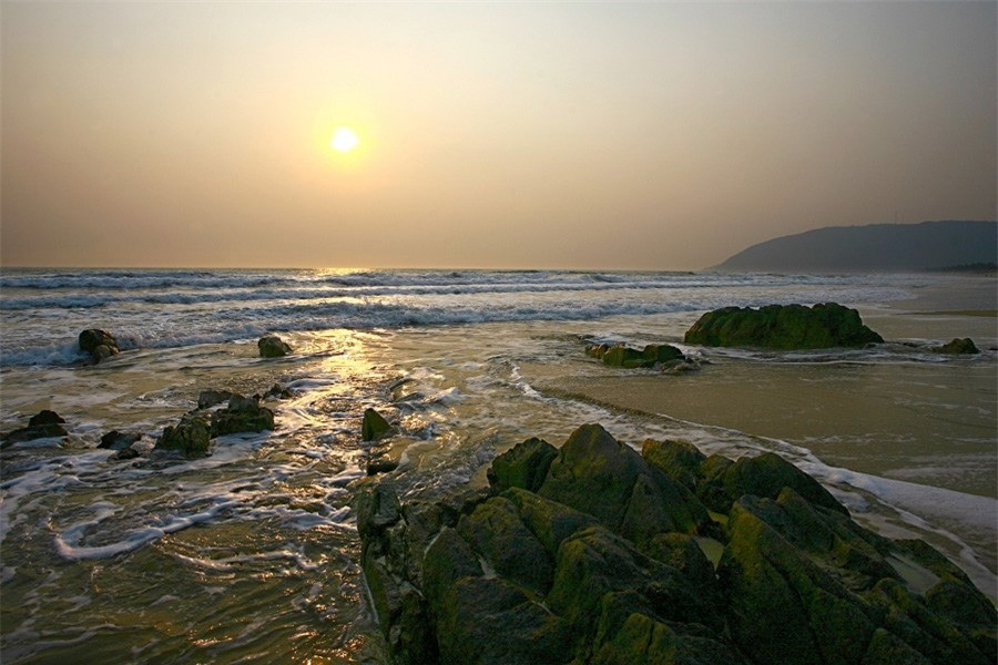 Bãi biển có tên là bãi Hoành Sơn, thuộc địa phận xã Kỳ Nam, thị xã Kỳ Anh, tỉnh Hà Tĩnh – cách chân đèo Ngang chưa tới 2km (theo hướng quốc lộ bắc – nam), phía bên kia là địa phận Quảng Bình. Có lẽ ở nơi “tận cùng” này, mọi thứ vẫn còn hoang sơ - hoang sơ như con đèo và dãy Hoành Sơn hùng vĩ.