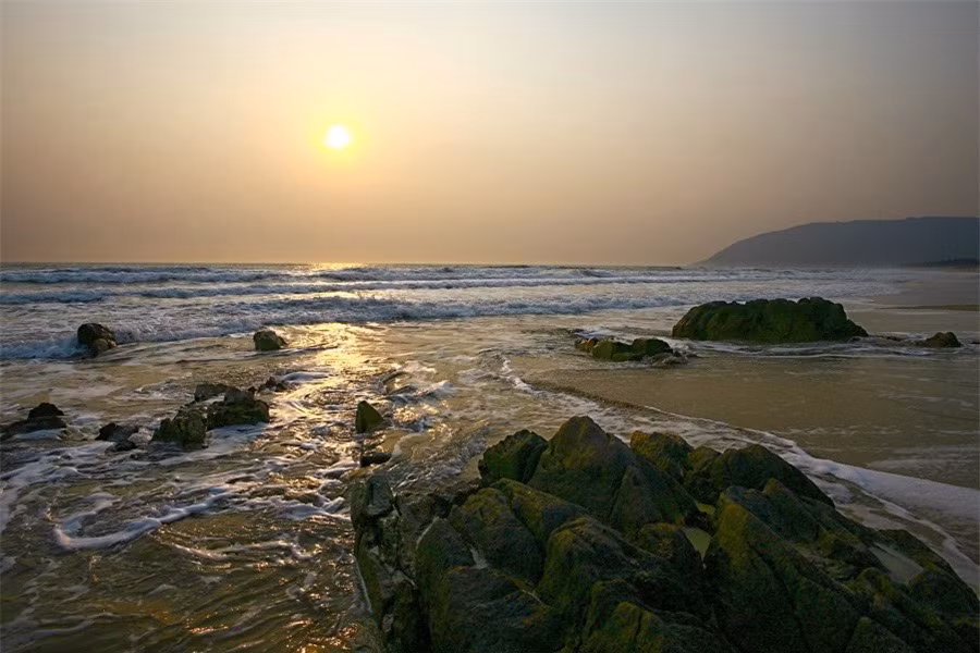 Bãi biển có tên là bãi Hoành Sơn, thuộc địa phận xã Kỳ Nam, thị xã Kỳ Anh, tỉnh Hà Tĩnh – cách chân đèo Ngang chưa tới 2km (theo hướng quốc lộ bắc – nam), phía bên kia là địa phận Quảng Bình. Có lẽ ở nơi “tận cùng” này, mọi thứ vẫn còn hoang sơ - hoang sơ như con đèo và dãy Hoành Sơn hùng vĩ.