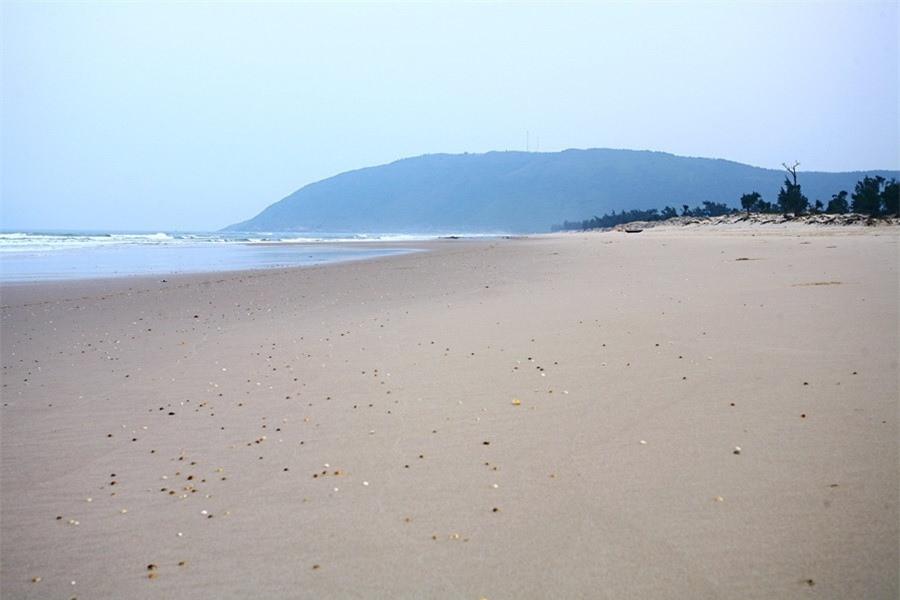 Buổi chiều biển như bình yên và buồn hơn, bãi cát không có cả dấu chân người.